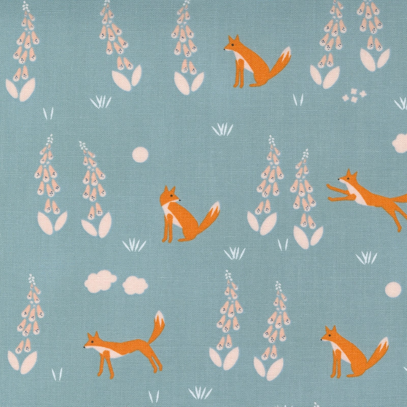 Aneela Hoeyin Meander kokoelman Foxes Denim-puuvillakangas, sininen sävyinen kangas kettukuvioilla.