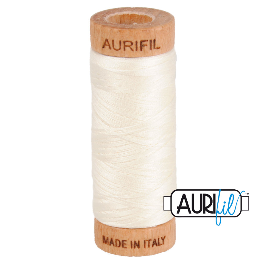 Aurifil 80wt 2026 Chalk – ohut puuvillalanka käsinompeluun, tilkkutöihin ja konekirjontaan, luonnonvalkoinen sävyinen.