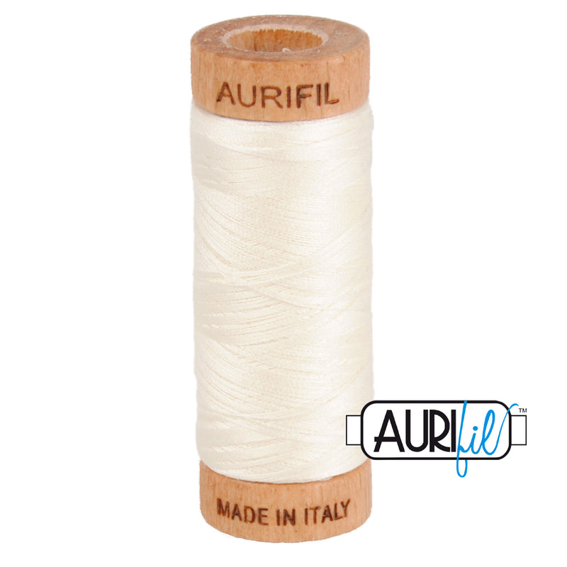 Aurifil 80wt 2026 Chalk – ohut puuvillalanka käsinompeluun, tilkkutöihin ja konekirjontaan, luonnonvalkoinen sävyinen.