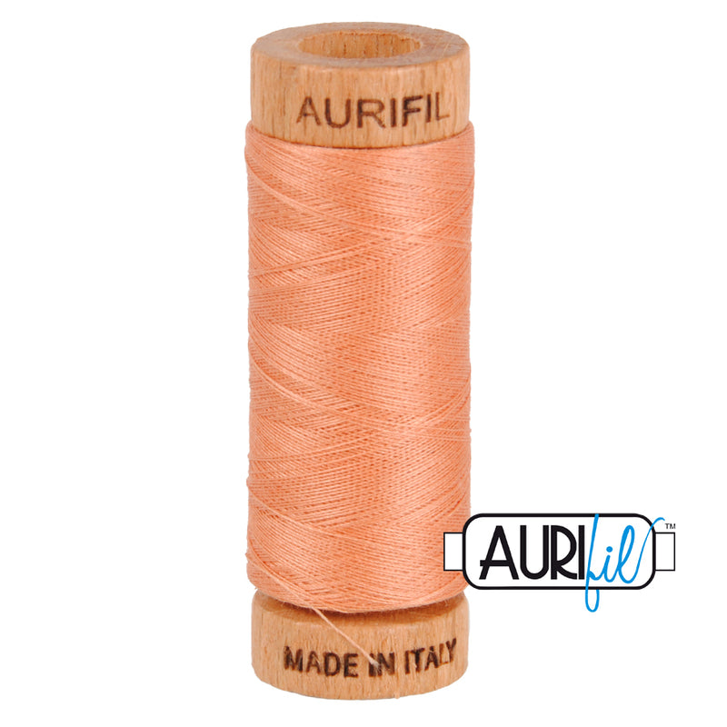Aurifil 80wt 2215 Peach – ohut puuvillalanka käsinompeluun, tilkkutöihin ja konekirjontaan, persikan sävyinen