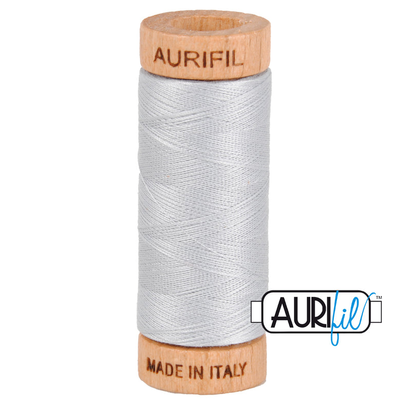 Aurifil 80wt 2600 Dove – ohut puuvillalanka käsinompeluun, tilkkutöihin ja konekirjontaan, harmaan sävyinen.