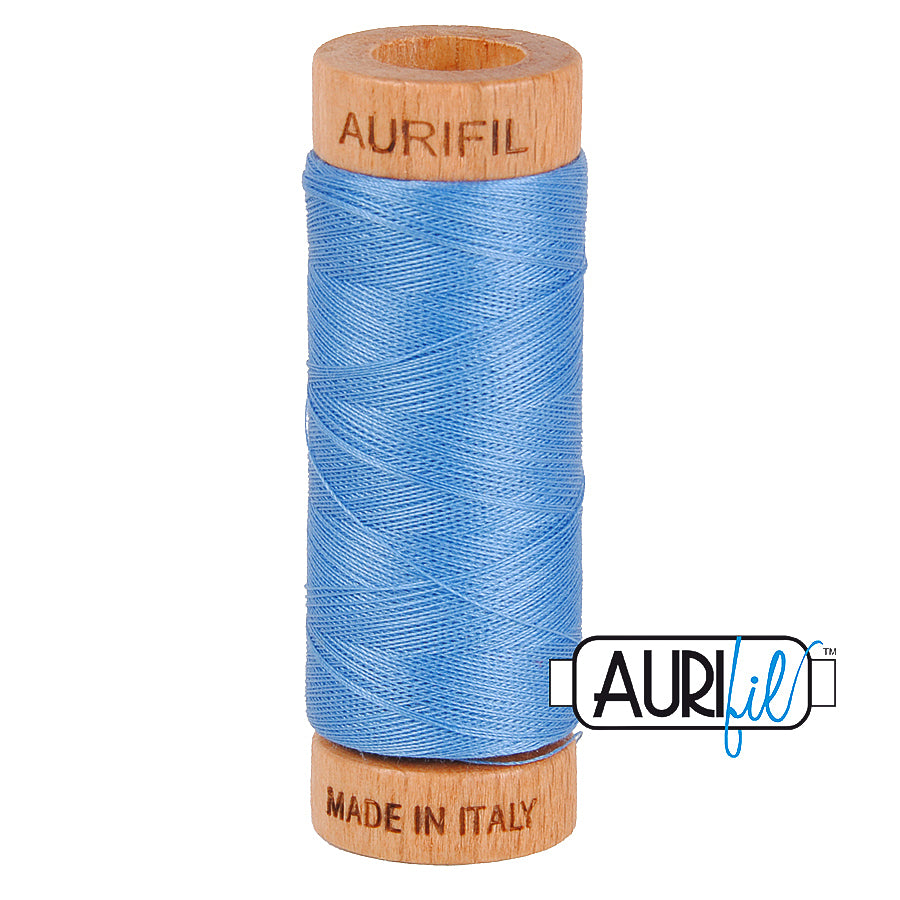 Aurifil 80wt 2725 Light Wedgewood – ohut puuvillalanka käsinompeluun, tilkkutöihin ja konekirjontaan, vaalean sininen sävyinen