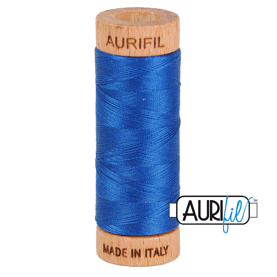 Aurifil 80wt 2784 Dark Navy – ohut puuvillalanka käsinompeluun, tilkkutöihin ja konekirjontaan, sinisen sävyinen.