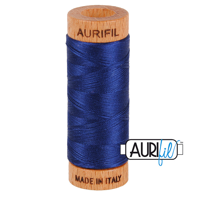 Aurifil 80wt 2784 Dark Navy – ohut puuvillalanka käsinompeluun, tilkkutöihin ja konekirjontaan, tummansininen sävyinen.