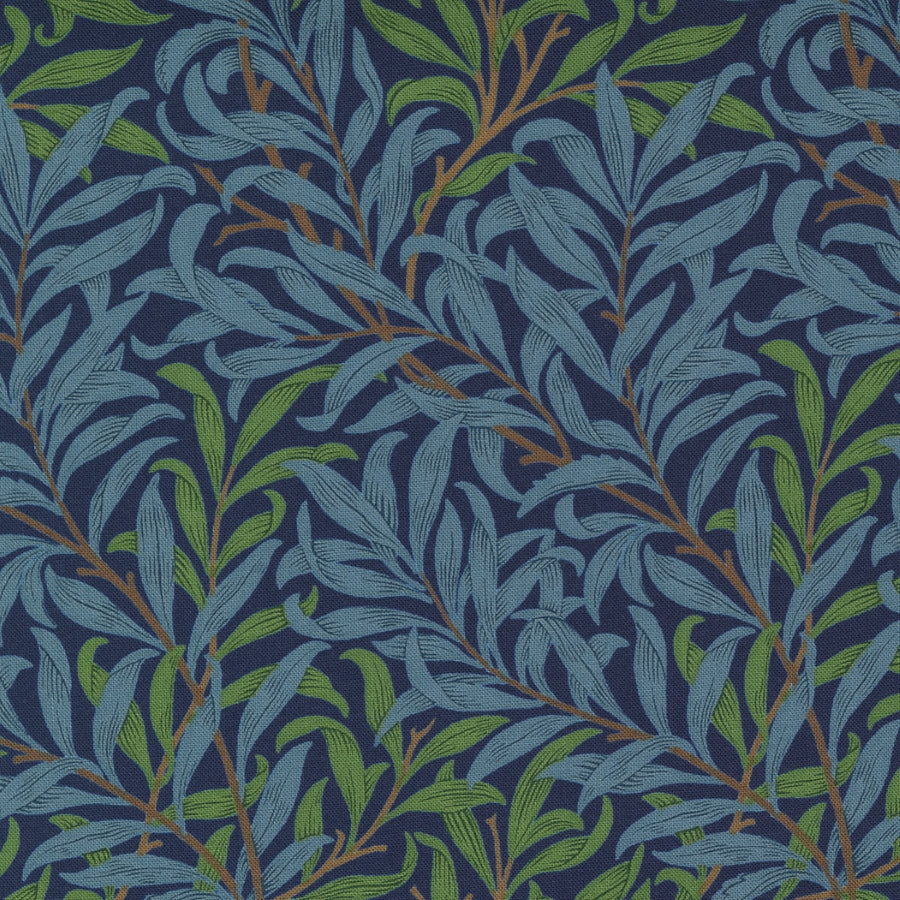 Barbara Brackmanin suunnittelema Best of Morris kokoelman Willow Boughs Indigo 8361-13 puuvillakangas, tummansininen-vihreä lehdet