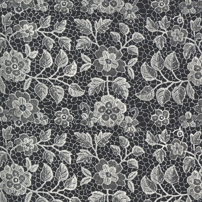 BasicGrey Boudoir Lacy Lace Caviar puuvillakangas mustalla pohjalla ja pitsi kukkakuosilla, korkealaatuista puuvillaa tilkkutöihin ja ompeluun.
