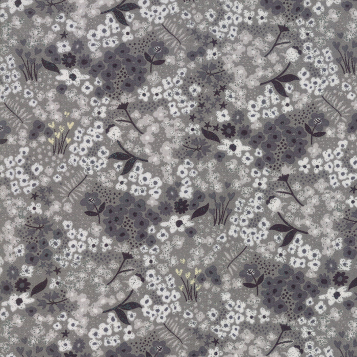Stiletto-kokoelma Anjalina Medium Grey puuvillakangas – kukkakuvioinen kangas, harmaa ja luonnonläheiset sävyt, tilkkutöihin ja ompeluun.