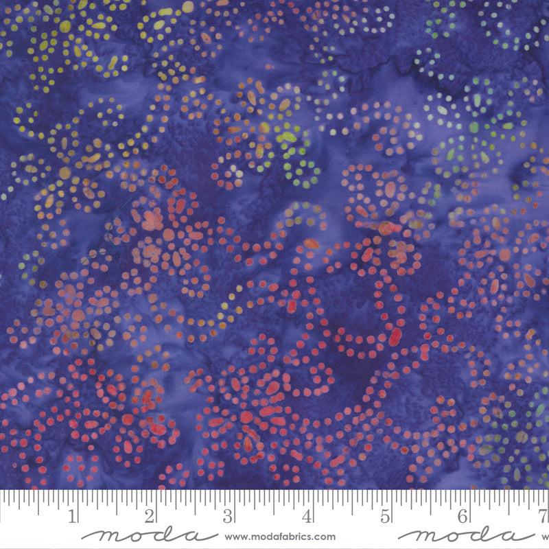 Lilan ja violetin sävyinen Bossa Nova Batiks Grape -batiikki puuvillakangas.