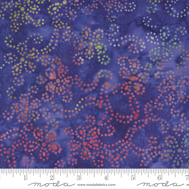 Lilan ja violetin sävyinen Bossa Nova Batiks Grape -batiikki puuvillakangas.