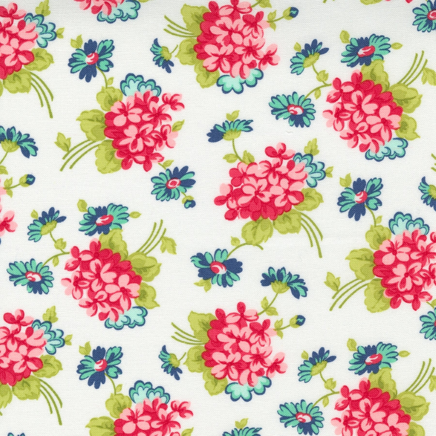 Camille Roskelleyn suunnittelema One Fine Day kokoelman 55234-17 Fresh Cut Floral Ivory puuvillakangas, vaalealla pohjalla kukkakuvioita