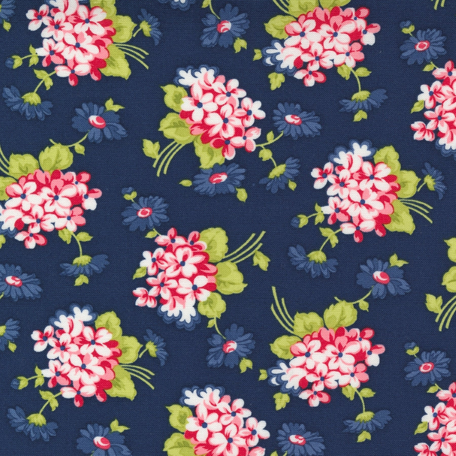 Camille Roskelleyn suunnittelema One Fine Day kokoelman 55234-18 Fresh Cut Floral Navy puuvillakangas, tummansinisaella pohjalla vaaleanpunaiset kukat