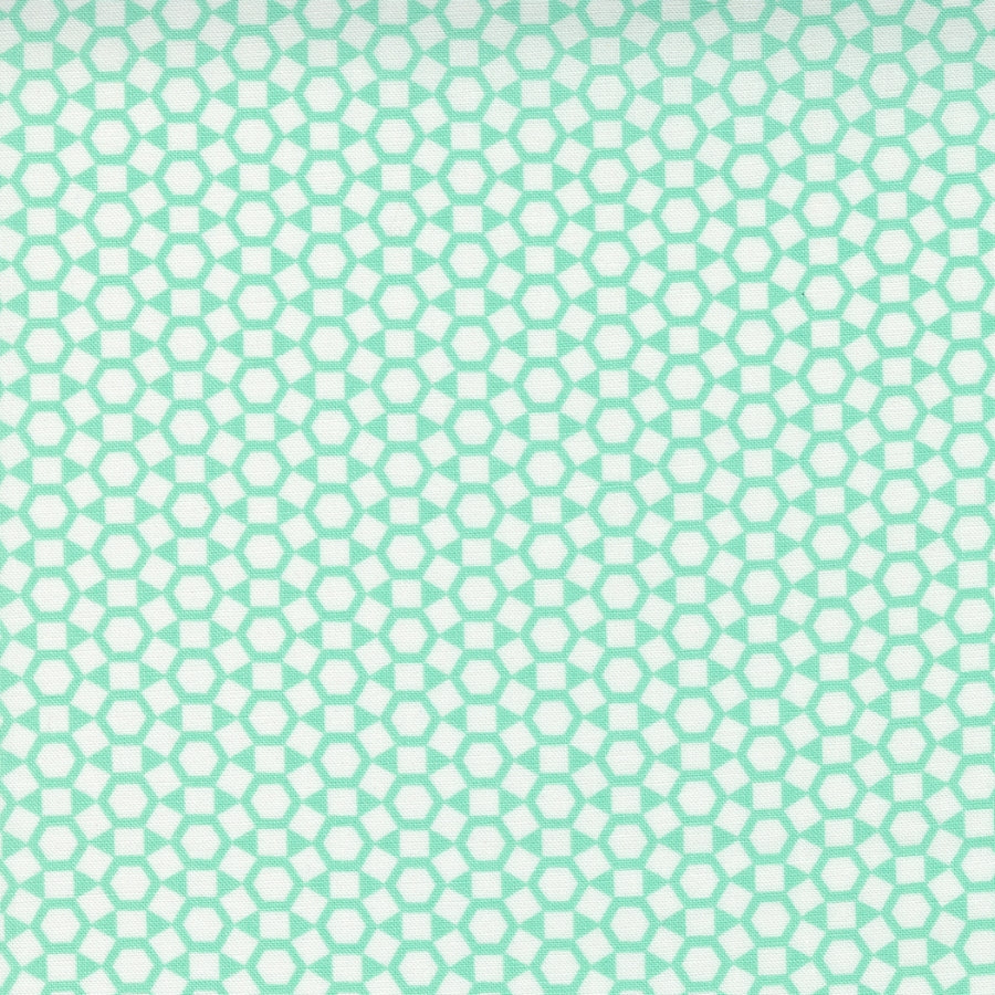 One Fine Day 55236-12 Shine Aqua -puuvillakangas, valkoinen tausta ja turkoosit geometriset kuviot.