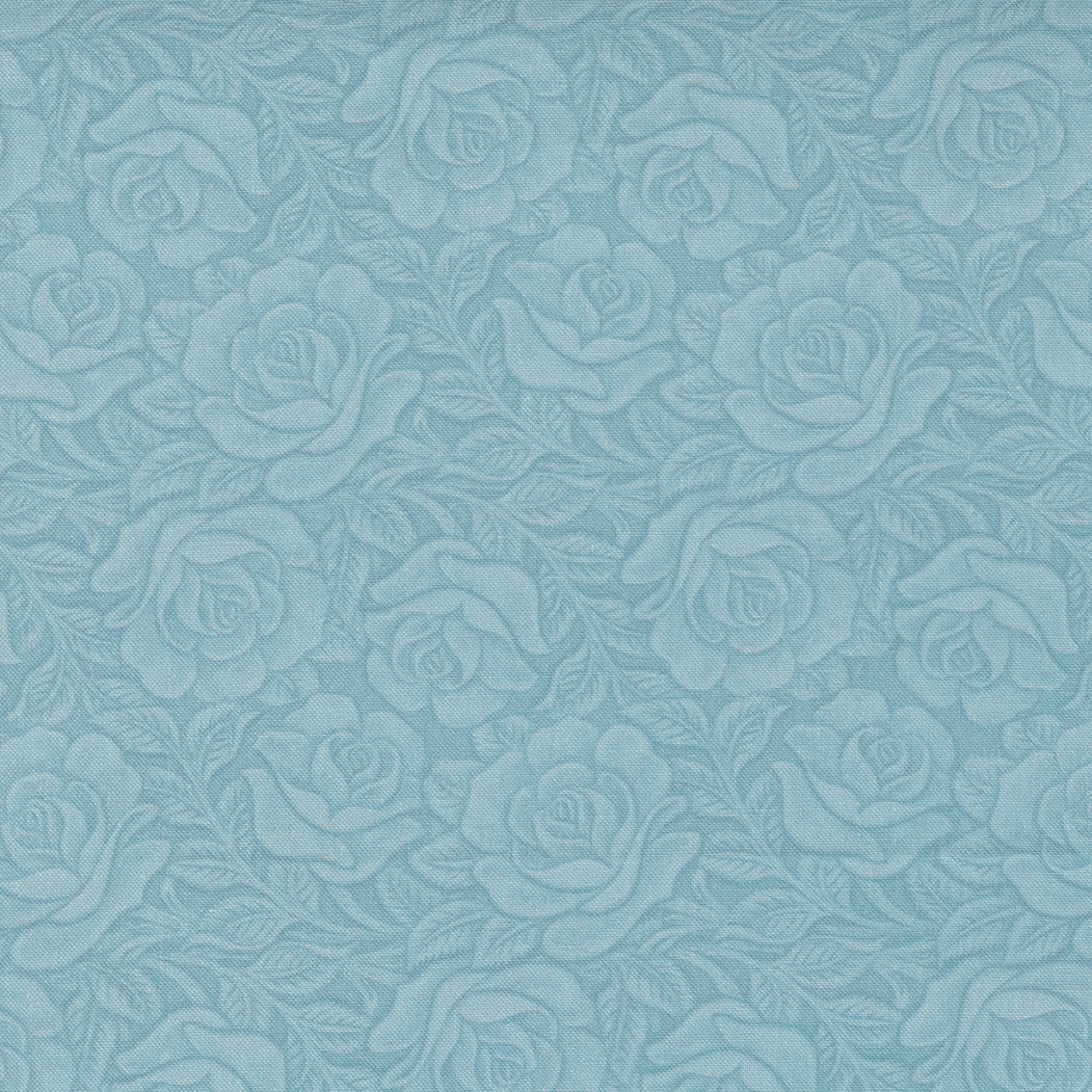 Vaaleansininen puuvillakangas, jossa vintage-tyylisiä kukkia – Cathe Holden LLAG 7403-16 Rose Tranquil.