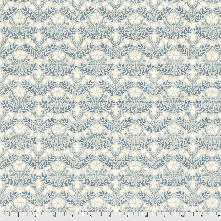 Hawkdale, Pure Bellflowers Mint PWWM065.MINT puuvillakangas, William Morrisin ikoninen luontoaiheinen design rauhallisessa harmaan ja vaalean sävyssä.