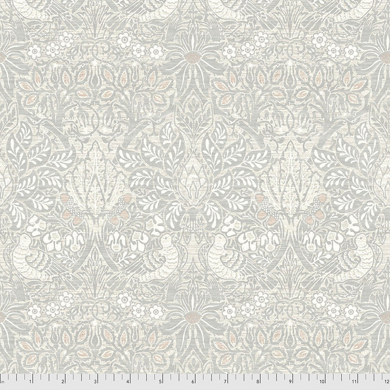 Hawkdale, Pure Dove and Rose Small - Silver PWWM069.SILVER puuvillakangas, William Morrisin ikoninen luontoaiheinen design rauhallisessa harmaan ja vaalean sävyssä.