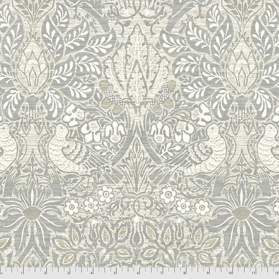 Hawkdale, Pure Dove and Rose - Taupe PWWM068.TAUPE puuvillakangas, William Morrisin ikoninen luontoaiheinen design rauhallisessa harmaan ja vaalean sävyssä.