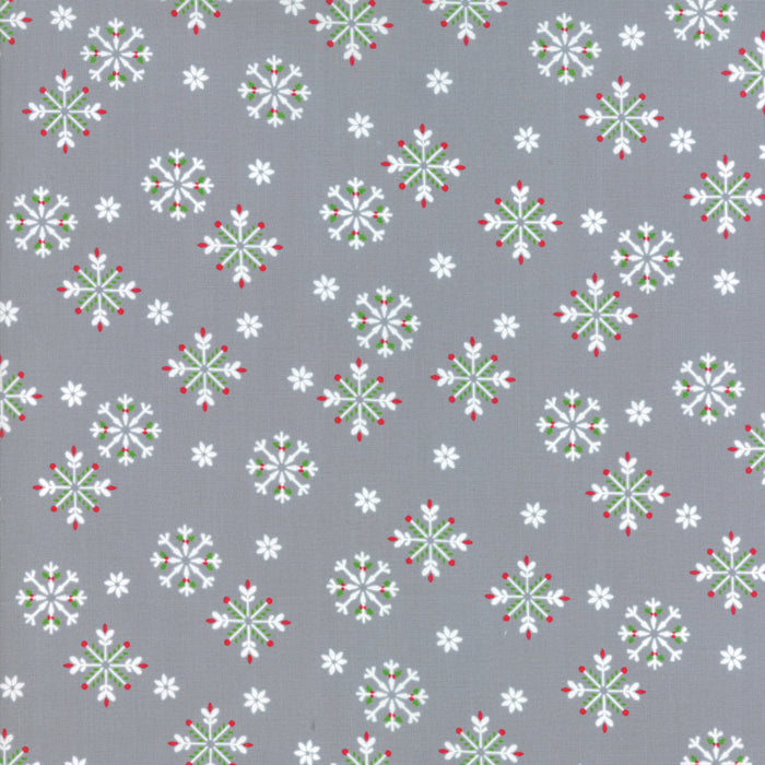 Harmaa puuvillakangas, jossa valkoisia ja vihreitä lumihiutalekuvioita – Jingle Birds 33254-14, Moda Fabrics