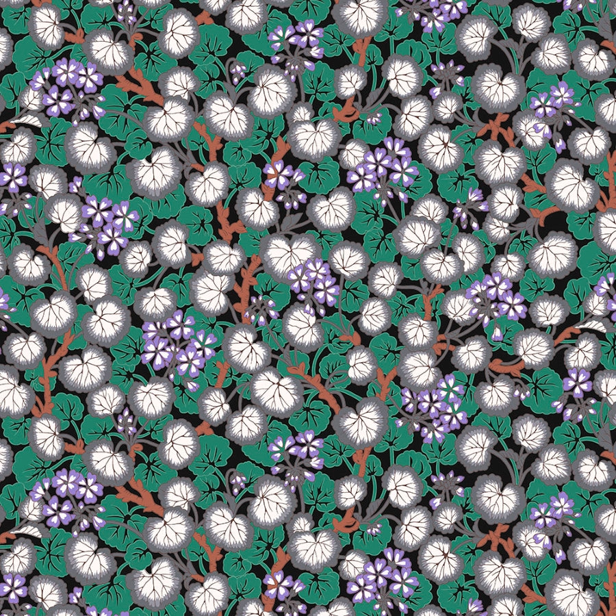 Kaffe Fassett Climbing Geraniums Black puuvillakangas, musta tausta ja vihreän, lilan ja valkoisen sävyisiä kukkakuvioita, August 2021 -kokoelmasta