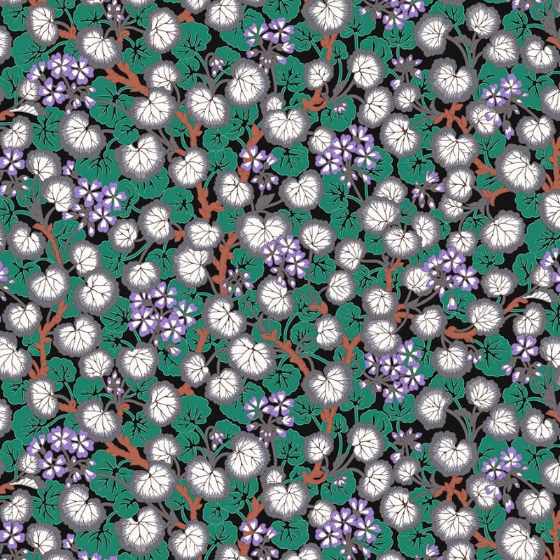 Kaffe Fassett Climbing Geraniums Black puuvillakangas, musta tausta ja vihreän, lilan ja valkoisen sävyisiä kukkakuvioita, August 2021 -kokoelmasta