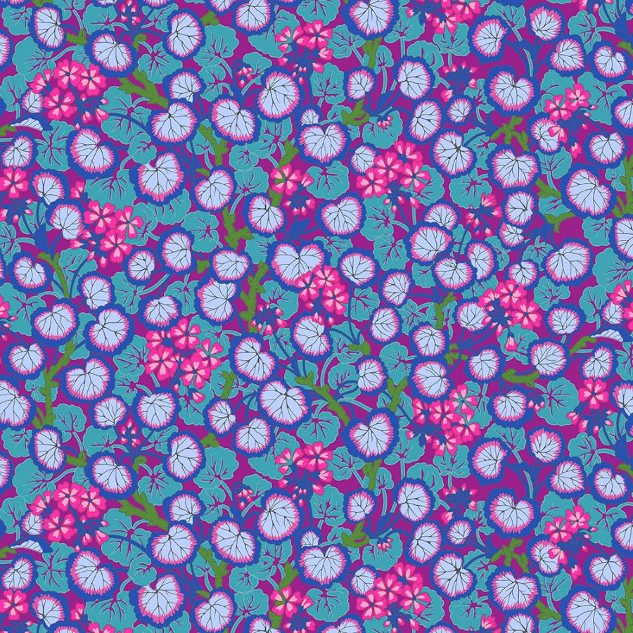 Kaffe Fassett Climbing Geraniums Purple puuvillakangas, violetti tausta ja lilan ja vaaleanpunaisen sävyisiä kukkakuvioita, August 2021 -kokoelmasta