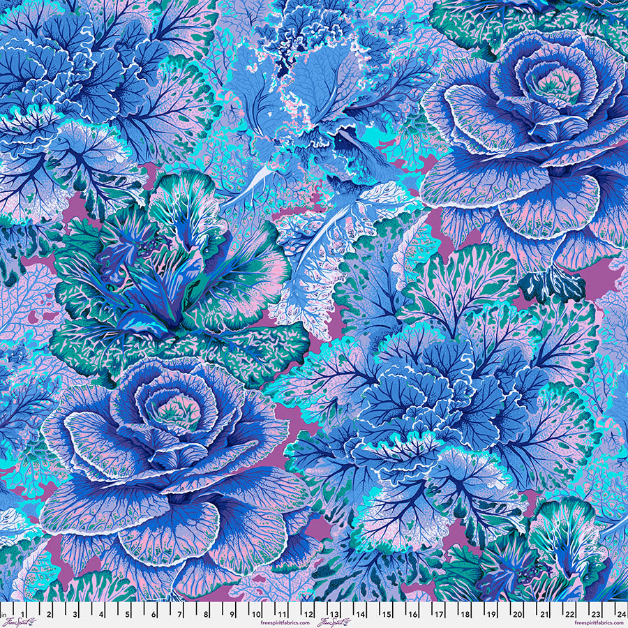 Kaffe Fassett Collective Curly Kale Blue -kangas: näyttävä sinisävyinen puuvillakangas suurilla, leikkisillä lehtikuvioilla tilkkutöihin ja käsitöihin
