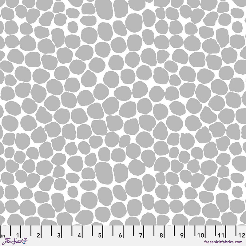 Harmaaa Kaffe Fassett Jumble Grey PWBM053.GREY kangas, jossa iso täpläkuviointi. Spring 2022.