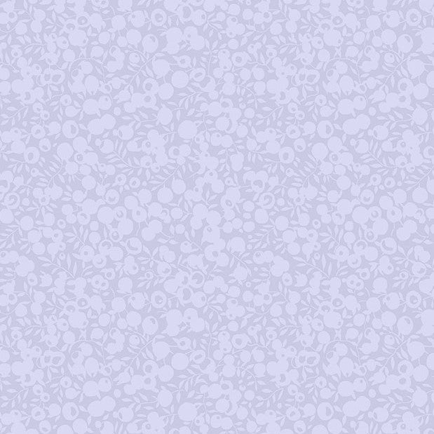 Liberty Wiltshire Shadow - Dusky Lilac puuvillakangas, vaalean liilan sävyinen marja- ja lehtikuosi.