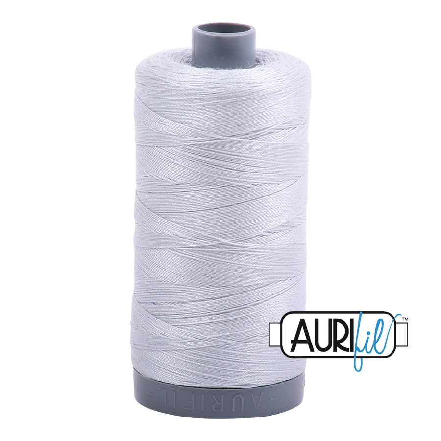 Aurifil 28wt 2600 Dove 100% bomullssytråd