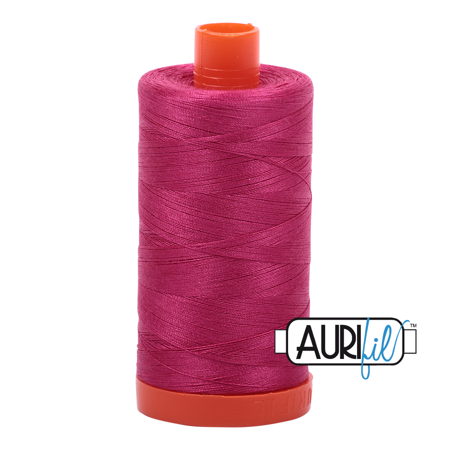 Aurifil 50wt 1135 Red Plum puuvillalanka ompeluun ja tilkkaukseen.