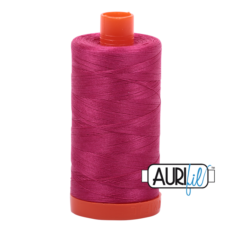 Aurifil 50wt 1135 Red Plum puuvillalanka ompeluun ja tilkkaukseen.
