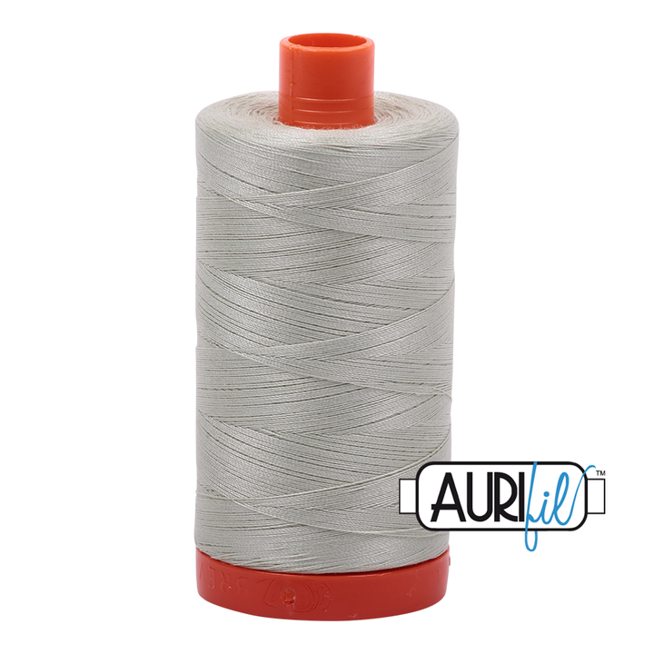 Aurifil 50wt 2843 Light Grey Green 100% puuvilla -ompelulanka