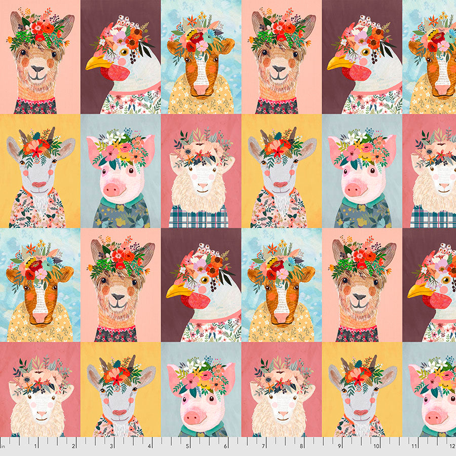 Mia Charro Farm Friends Animals -puuvillakangas, monivärinen kuosi, jossa kana, lehmä, possu, lammas, vuohi ja alpakan kuvat kukkaseppeleissä.