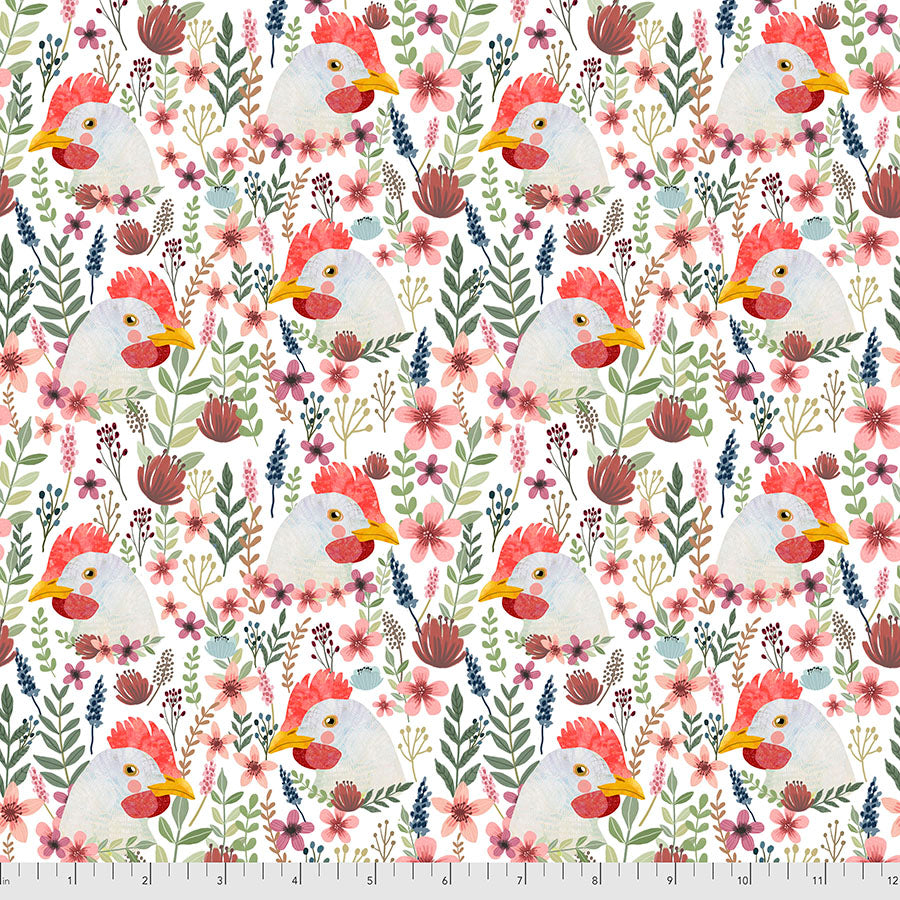 Valkoisella pohjalla kanakuvioinen Mia Charro Farm Friends Floral Chicken -puuvillakangas, jossa kukkia ja lehtiä.
