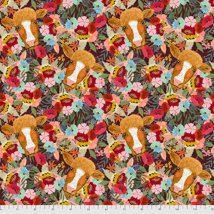 Mia Charro Farm Friends Floral Cow -puuvillakangas, jossa lehmän kasvot kukkameressä, monivärinen kuosi punaisilla, sinisillä ja vihreillä sävyillä.