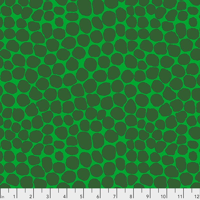 Vihreä ja kirkas Kaffe Fassett Jumble Emerald PWBM053.EMERALD kangas, jossa iso täpläkuviointi.