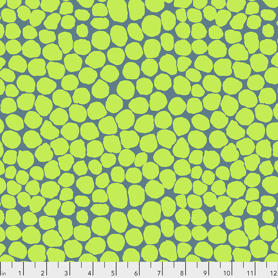 Vihreä ja kirkas Kaffe Fassett Jumble Lime PWBM053.LIME kangas, jossa iso täpläkuviointi.