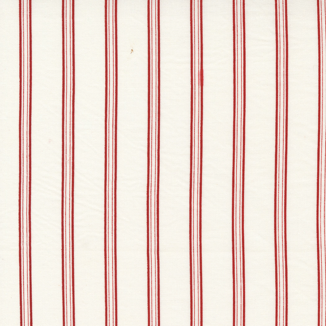 Primitive Gatherings Red and White Gatherings 49194-11 Vanilla Double Stripe, svaalealla taustalla yvänpunainen raidallinen puuvillakangas.
