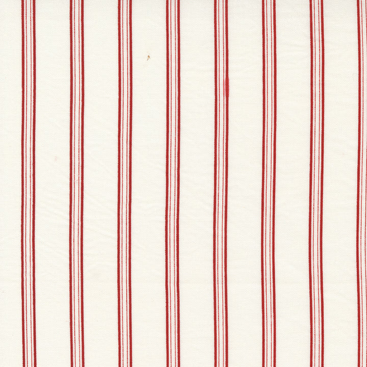 Primitive Gatherings Red and White Gatherings 49194-11 Vanilla Double Stripe, svaalealla taustalla yvänpunainen raidallinen puuvillakangas.