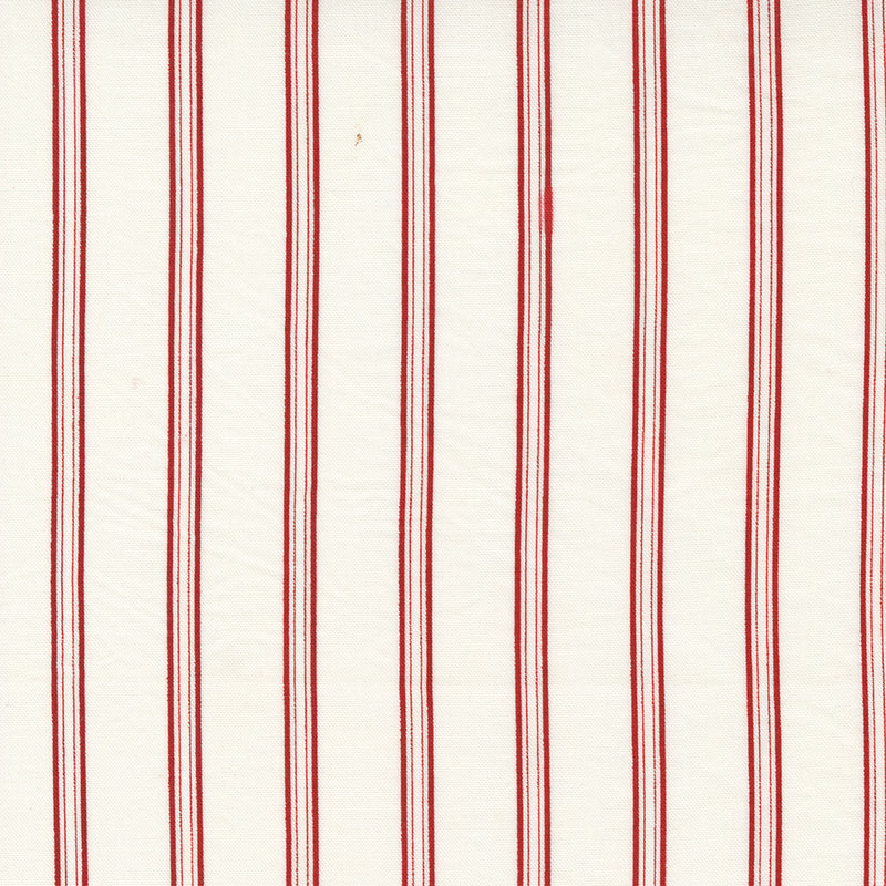 Primitive Gatherings Red and White Gatherings 49194-11 Vanilla Double Stripe, svaalealla taustalla yvänpunainen raidallinen puuvillakangas.