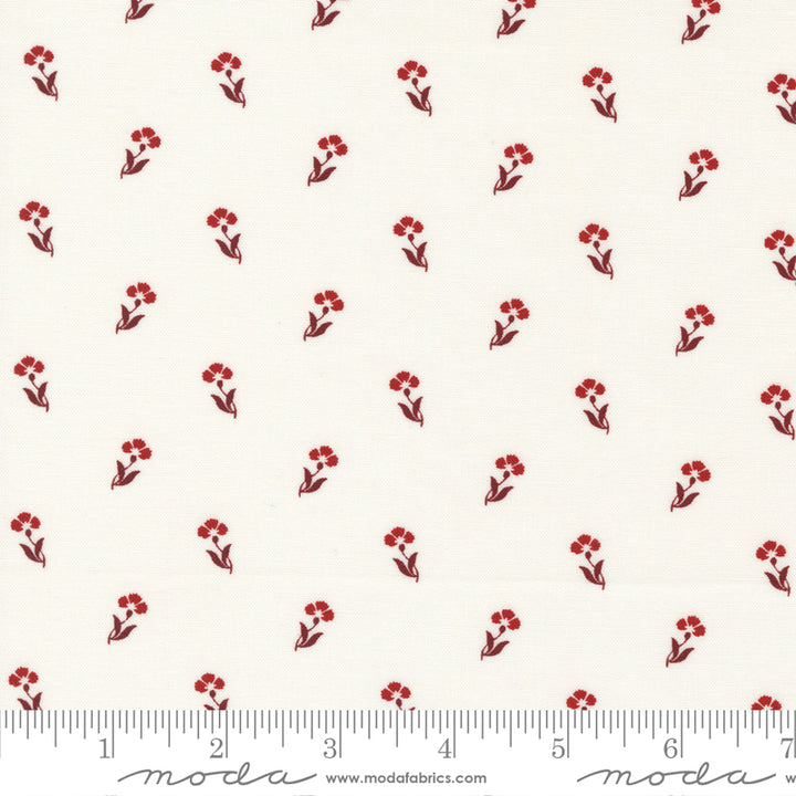 Primitive Gatherings Red and White Gatherings 49193-12 Vanilla Carnation -puuvillakangas, syvänpunainen kukkakuosi vaalealla pohjalla, 100% puuvillaa, leveys ~110 cm
