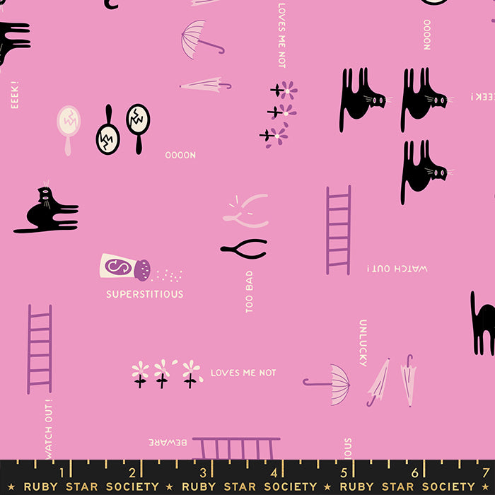 Vaaleanpunainen Ruby Star Society Spooky Darlings RS5073-12 Unlucky Daisy puuvillakangas, jossa mustia kissoja ja taikauskoon liittyviä symboleja.