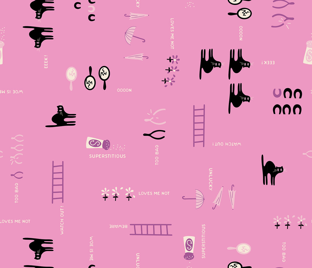 Vaaleanpunainen Ruby Star Society Spooky Darlings RS5073-12 Unlucky Daisy puuvillakangas, jossa mustia kissoja ja taikauskoon liittyviä symboleja.