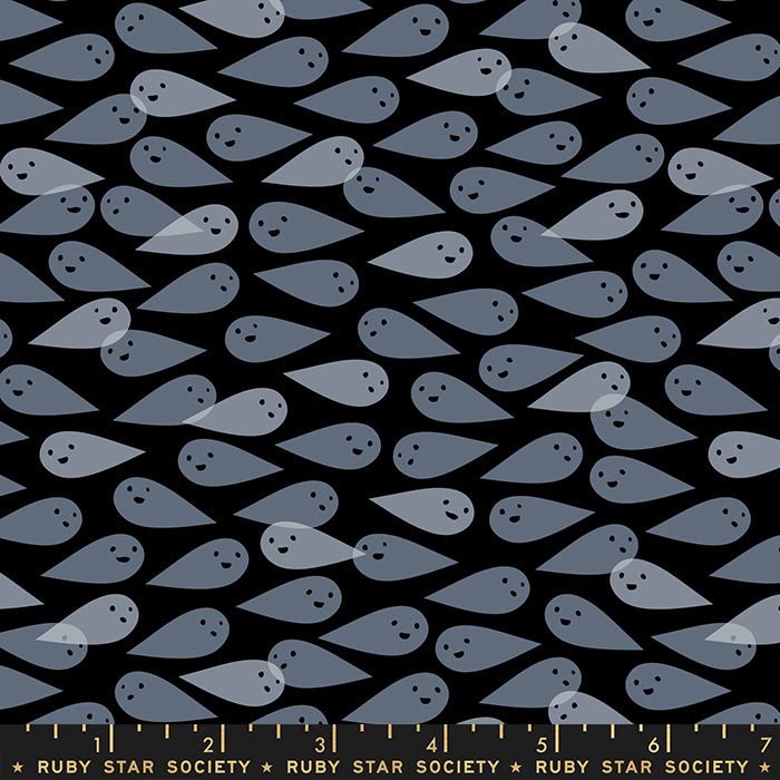 Mustalla pohjalla hymyileviä kummituksia, Ruby Star Society Spooky Darlings RS5079-14 Ghosties Black puuvillakangas.