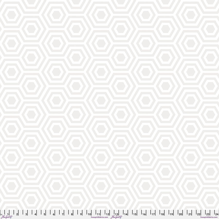 Tula Pink - True Colors 108" - Hexy XL Snowfall QBTP014.SNOWFALL leveä puuvillasatiini-takakangas, valkoinen valkoisella hexagon-kuvio, hillitty ja elegantti tilkkutyö-projekteihin.