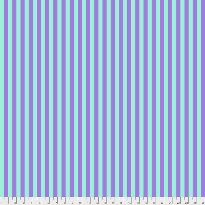 Tula Pink True Colors Tent Stripe Petunia - turkoosi/lilaraidallinen 100% puuvillakangas, jossa ½ tuuman raidat. Täydellinen kanttaukseen ja moderniin tilkkutöihin.