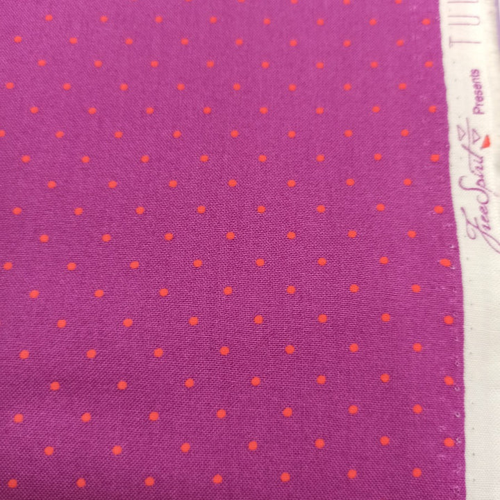 FreeSpirit Fabrics Tula Pink True Colors Tiny Dots Thistle - 100% puuvillakangas tilkkutöihin, askarteluun ja ompeluprojekteihin.
