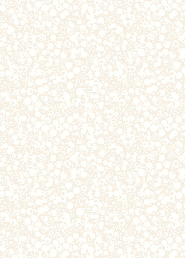 Liberty Wiltshire Shadow Oyster White puuvillakangas, vaalea marja- ja lehtikuosi.