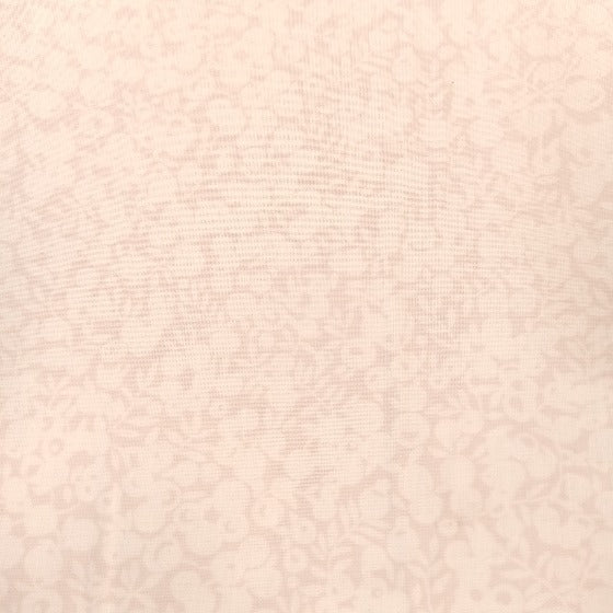 Liberty Wiltshire Shadow Oyster White puuvillakangas, vaalea marja- ja lehtikuosi.