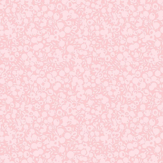 Liberty Wiltshire Shadow Rose puuvillakangas, vaaleanpunainen marja- ja lehtikuosi.