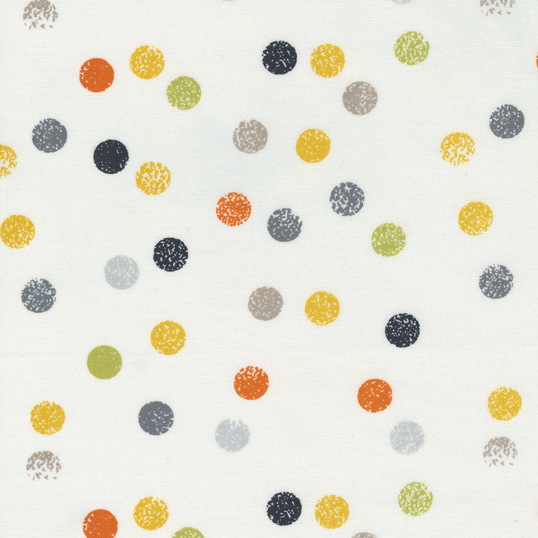 Zen Chic Filigree 1813-12 Dotties Off White – valkoinen puuvillakangas, jossa modernit pistekuviot. Täydellinen tilkkutöihin ja ompeluprojekteihin.